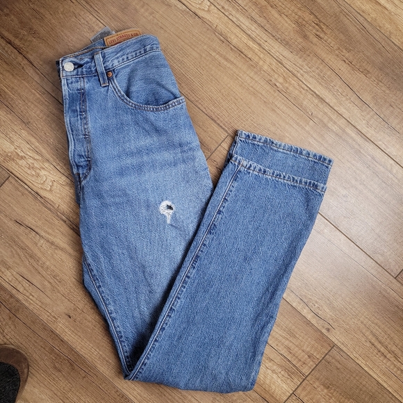 Levi's Women's 501 original light wash straight leg distressed button fly jeans - Picture 11 of 15